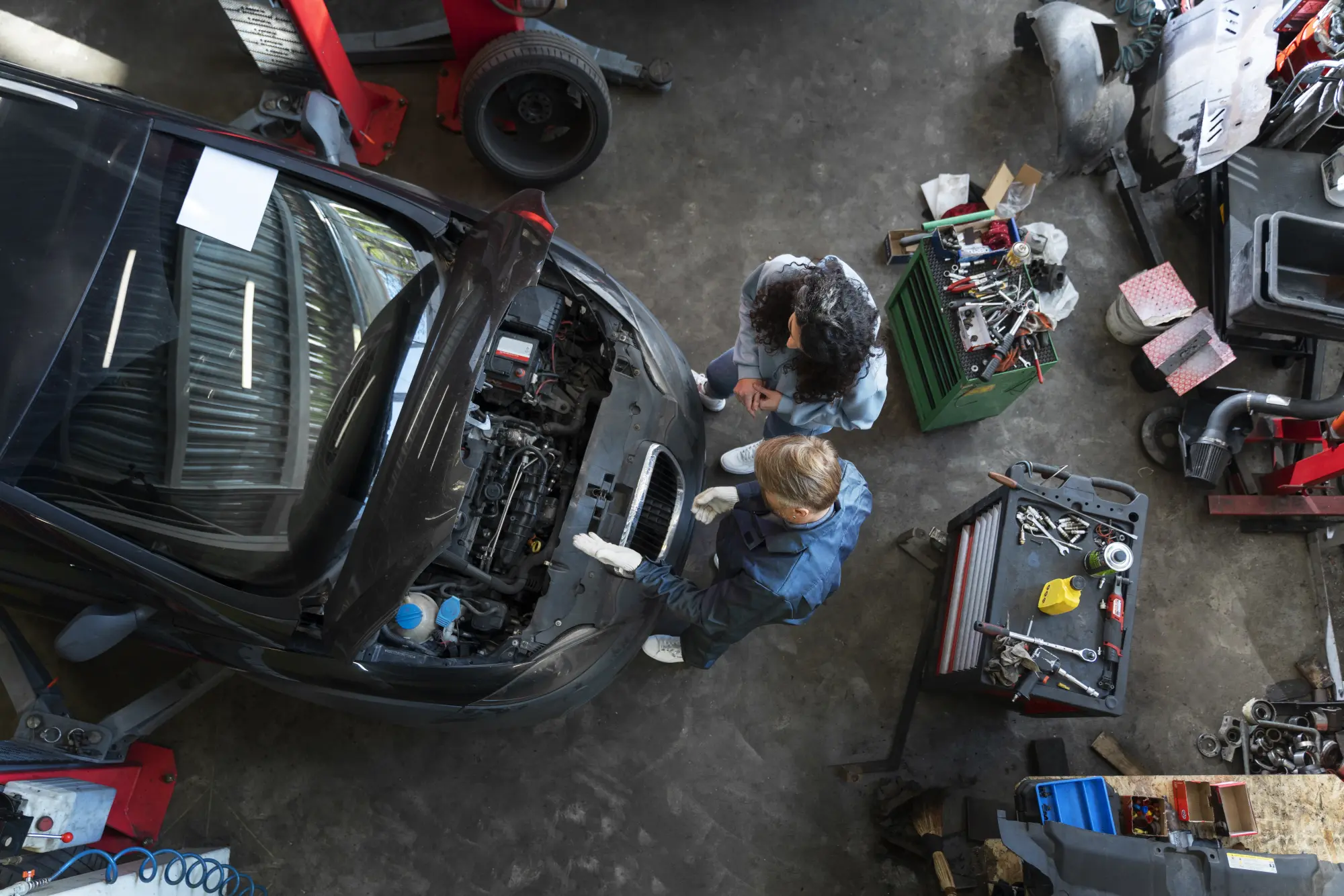 Mecânicos a trabalhar numa viatura na oficina RF AUTO